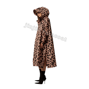 <span class=keywords><strong>Poncho</strong></span> de pluie écologique en polyester à <span class=keywords><strong>manches</strong></span> <span class=keywords><strong>longues</strong></span> imperméable à imprimé léopard avec logo personnalisé pour un usage quotidien - Product Image 1