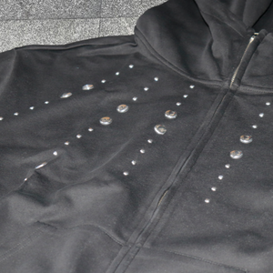 Sweat à capuche noir pour homme avec strass, coupe classique, en polyester tricoté, style streetwear décontracté, motif à pois, design automne - Product Image 5