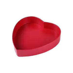 Caixa de papel de papelão doce vazio em forma de coração vermelho