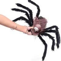 Décorations d'Halloween : Accessoires squelette et araignée pour le plaisir, les farces et les effractions. Épouvantail et amusant, comme une araignée en peluche effrayante