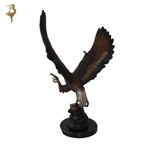 Pequeño águila de latón en acción tratando de atrapar a su presa estatua de bronce para decoración de escritorio - Product Image 2
