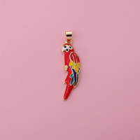 Élégant pendentif en émail plaqué or en forme de perroquet, breloque oiseau ara rayonnant pour une touche unique de bijouterie tropicale