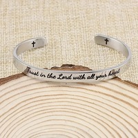 Bracelet minimaliste en acier inoxydable en forme de C pour femmes, avec lettres personnalisées, design ouvert, bracelet argenté réglable