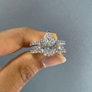 Anillo de compromiso moderno con diamante cultivado en laboratorio en forma de pera, chapado en rodio y banda pavé |   Fabricante de Anillos de Aniversario de Boda Personalizados - Product Image 1
