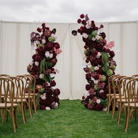 Composition florale en soie rouge bordeaux personnalisée, arche florale incurvée irrégulière avec des lianes vertes suspendues pour toile de fond de mariage d'automne