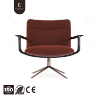 Fauteuil pivotant haut de gamme en tissu rouge, design italien de luxe, accoudoirs en noyer massif, rembourré, moderne, fait main, pour appartement