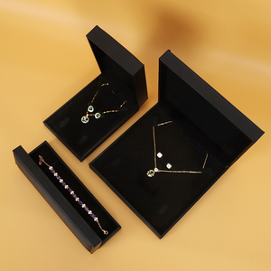 Caja de Joyería de Terciopelo de Lujo con Logotipo Personalizado de Fábrica, Caja de Joyería de Cuero PU Negro para Anillos, Pulseras, Collares, Colgantes y Pendientes - Product Image 3