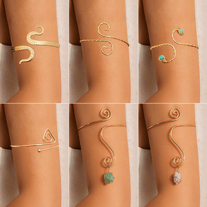Différents styles de manchettes ouvertes en métal simple, incluant des designs tels que filetés, pierres semi-précieuses, serpentine, turquoise - Product Image 3