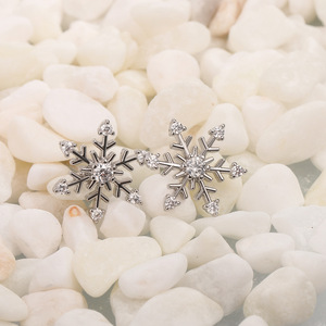 Orecchini a Forma di Fiocco di Neve per Donne, Dolce Regalo Natalizio, Accessorio per Orecchie - Product Image 4