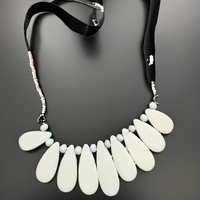 Collier de perles en os de coquillage poli sculpté à la main, fait sur mesure, écologique, style artisanal, pour mariage, mode, collection indienne