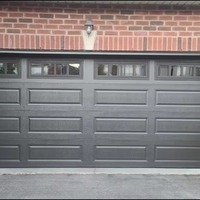 Porte de garage sectionnelle en acier motorisée automatique moderne avec isolation thermique et surface finie pour entrepôt, villa et plus