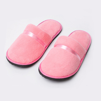 Chaussons d'hôtel jetables antidérapants en polaire corail blanche, lavables, à bout fermé, doux, de luxe, personnalisés 5 étoiles, pour chambre d'hôtes, à prix abordable