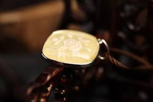 Colgante de mopa dorado con rombos y Gema de plata amarilla, joyería personalizada - Product Image 3