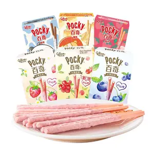 Glico Pocky香蕉风味棒饼干45g异国小吃糖威化饼配香草和牛奶风味形成的饼干