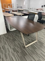 Table de réunion de bureau moderne de grande taille avec structure en acier robuste et pieds en métal pour bureau de direction, salle à manger, hôtel, salon