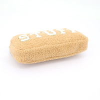 Pochette cosmétique en polaire sherpa avec fermeture éclair dorée et lettres en chenille pour le rangement du maquillage et l'organisation des articles de toilette