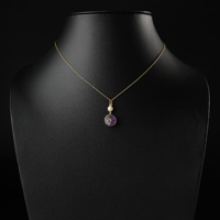 Collier Médaille Lavande Céleste avec Disque d'Améthyste Brute et Perle d'Eau Douce, Chaîne Dorée, Bijou Élégant à Double Pierre pour Femme