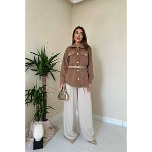 Chemises en cachemire camel pour femmes avec boutons dorés – Collection en gros de chemisiers et chemises élégants - Product Image 3