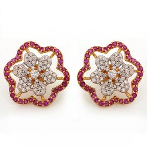 Boucles d'oreilles clous florales argentées avec grappe de diamants en moissanite étincelants et design de luxe pour un port quotidien élégant - Product Image 1