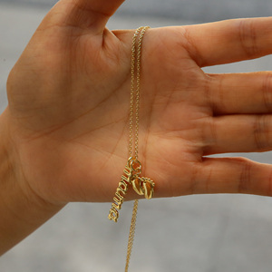 Collana Personalizzata per Donne con Ciondolo MAMA in Zirconi e Pendente a Forma di Piedi, Catena Placcata Oro per la <span class=keywords><strong>Festa</strong></span> <span class=keywords><strong>della</strong></span> <span class=keywords><strong>Mamma</strong></span> - Product Image 5