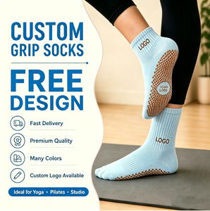 Chaussettes de Pilates personnalisées en tricot pour femmes, antidérapantes, respirantes, en coton de haute qualité avec logo sur le revers - Chaussettes de yoga et de ballet - Product Image 1