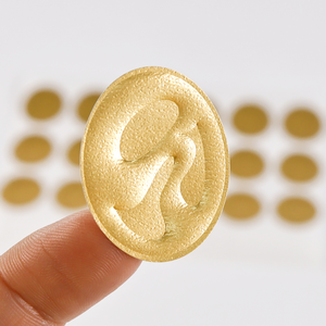 Etiquetas Redondas Personalizadas con Grabado en Oro |   Fábrica de Dongguan, China, para pegatinas de lujo con textura 3D - Product Image 1