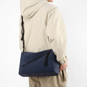 กระเป๋าสะพายข้างแบบ unisex สำหรับกีฬาทางน้ำ พร้อมซิป ความจุขนาดใหญ่ ผ้าเนื้อนุ่มแบบจีบเรียบง่าย กระเป๋าสะพายข้าง - Product Image 5