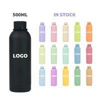 Logo personnalisé écologique extérieur bouteille de boisson isolée bouteille d'eau noire bouteille en aluminium 500 ml bouteille d'eau en acier inoxydable