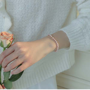 สร้อยข้อมือไข่มุกน้ำจืดธรรมชาติสำหรับผู้หญิง ดีไซน์เม็ดเล็กแบบข้าว ยืดหยุ่น ชุบเงินแท้ 925 ชุบทอง 18K - Product Image 4