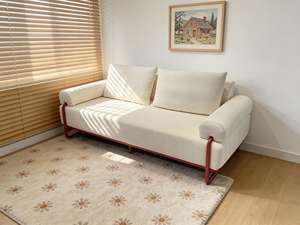 Sofá Moderno Tapizado en Tela Suave <span class=keywords><strong>Blanca</strong></span>, Comprimido y Sellado al Vacío, Modular, Apto para Familias, con Estructura de Metal Rojo, Ahorra Espacio - Product Image 1