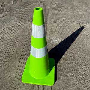 مخروط أمان من البولي فينيل كلوريد مع شريط عاكس عالي 70 سم للطرق الحضرية - Product Image 1