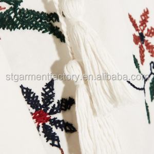 Blusa de Verano para Mujer, Estilo Moderno, Nueva, de Alta Calidad, Cuello en V, Manga Larga, Bordado Floral, Adorno de Borlas en la Parte Delantera - Product Image 4