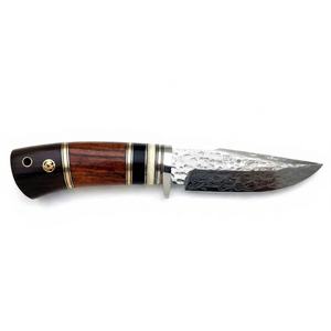 Outil de préparation en acier damas texturé martelé avec profil à pointe tombante et manche en bois - Product Image 1