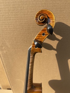 Precio al por mayor violín hecho a mano 4/4 abeto sólido Arce flameado dulce sonido cuerdas de nailon instrumento aceptar OEM - Product Image 5