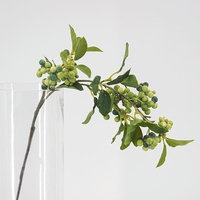 Fleurs décoratives artificielles : fruits rouges et oranges simulés, feuilles vertes, tiges de houx en plastique pour arrangements de vase à la maison et au jardin