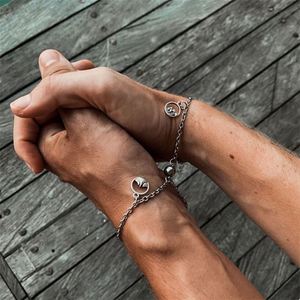 สร้อยข้อมือคู่รักแบบแม่เหล็ก รูปหัวใจ 2 ชิ้น/ชุด สำหรับผู้หญิงผู้ชาย แฟชั่น สร้อยข้อมือพร้อมจี้รูปหัวใจ สัญลักษณ์แห่งคำปฏิญาณ สร้อยข้อมือคู่รัก - Product Image 2