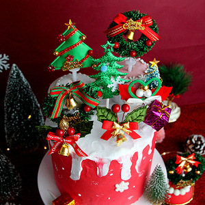 ของตกแต่งเค้กรูปพวงมาลัยต้นคริสต์มาส พร้อมธงและการ์ด วัสดุผ้า ขนาด 10x10x10 ซม. - Product Image 3