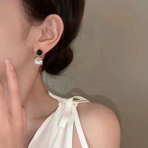 ต่างหูทรงสี่เหลี่ยมสีดำแบบอสมมาตรสุดฮิตปี 2025 ดีไซน์หรูหราและเบาบาง ชุบทองประดับมุก โลหะผสมสังกะสี สำหรับผู้หญิง - Product Image 3