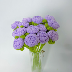 Fleurs artificielles de décoration intérieure de qualité exceptionnelle, fleurs tricotées à la main créatives, rose rouge - Product Image 3