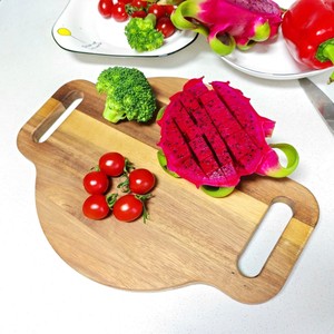 Sıcak satış özelleştirilebilir yeni stil yuvarlak akasya ahşap çift kolları ve çift asılı delikler ile Pizza tahtası kesme tahtası 32CM
