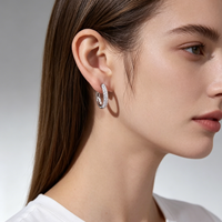 Boucles d'oreilles Huggie en argent S925, design minimal chic, pavé complet de moissanite transparente taille ronde VVS, certifiées GRA, polies, pour cadeaux raffinés