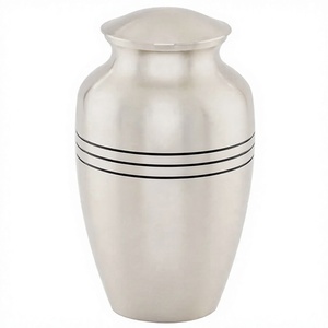 Urne en laiton gravée sur mesure pour commémorer les êtres chers avec un design intemporel par Axiom Home Accents, allure luxueuse - Product Image 1