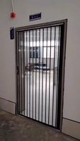 Porte pliante multi-panneaux moderne en polycarbonate pour la séparation de longs couloirs, protection intégrale contre la poussière, étanche