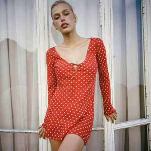 Robe mini en soie à pois rouges et blancs vintage pour femmes, col rond, manches longues, coupe biaisée, ajustée - Product Image 3