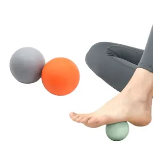 Bola roller elastis pijat tunggal Logo kustom bola karet lunak solid bola pemijat kaki untuk kaki atau tubuh rileks