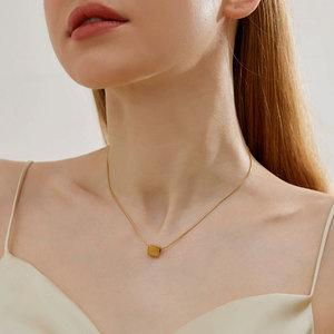 จี้สร้อยคอรูปสามเหลี่ยมกลับด้านลายยิ้ม ชุบทอง 18k ทำจากสแตนเลสสตีล 316L กันน้ำ สำหรับผู้หญิง - Product Image 6