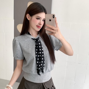 T-shirt Primaverile ILLIT Girl Group Minju, Stile Retrò Chic con Scollo a V, Stampa a <span class=keywords><strong>Pois</strong></span> e Maniche a Sbuffo - Product Image 1