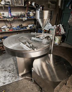 Machine automatique à faire du kunafa avec plaque de cuisson rotative, distributeur automatique de garniture, machine à kunafa commerciale pour dessert du Moyen-Orient - Product Image 2