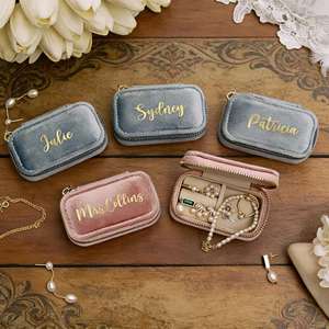 Boîte à bijoux en polaire pour les fêtes, personnalisable avec nom doré, étui de rangement de voyage pour bagues et boucles d'oreilles, cadeau pour maman, demoiselle d'honneur, petite amie - Product Image 1