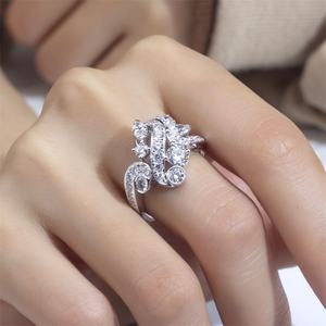 Anillo de Compromiso de Diamante de Laboratorio con Corte Redondo en Oro Blanco de 18K de Messi Fine Jewelry para Mujer - Product Image 5